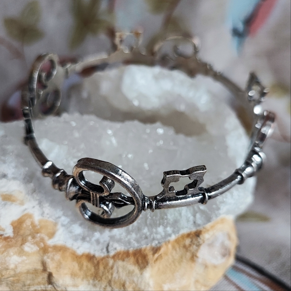 Unsigned Vintage Skeleton Key Bangle Bracelet Silver Tone